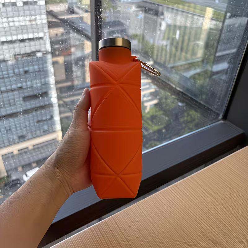 700ML Diamond-Shaped Water Bottle with Collapsible Silicone Cup in random color